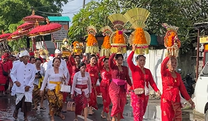 Men and women in Balinese national dress in a ceremony parade in Nusa Lembongan 2025