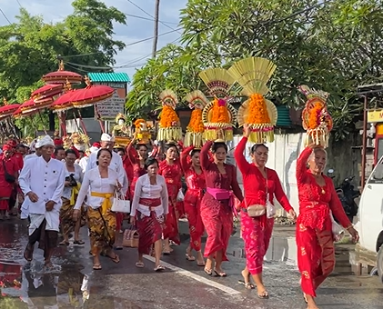 Men and women in Balinese national dress in a ceremony parade in Nusa Lembongan 2025